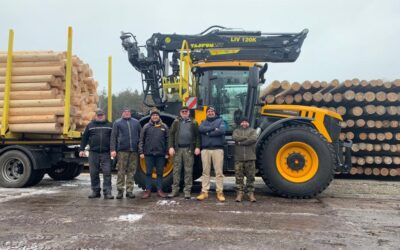 Fastrac 4220 z&nbsp;żurawiem Tajfun oraz&nbsp;przyczepą do&nbsp;transportu długich bali drewna