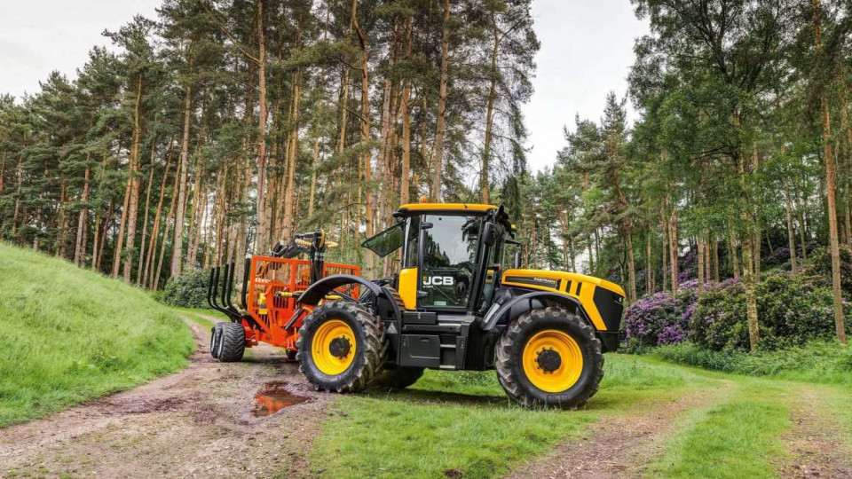 Który&nbsp;ciągnik Fastrac wybrać? Porównanie topowych modeli